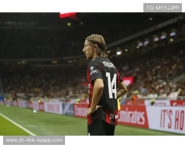 AC米兰中锋梅开二度，帮助球队继续领跑积分榜，ac米兰 中锋