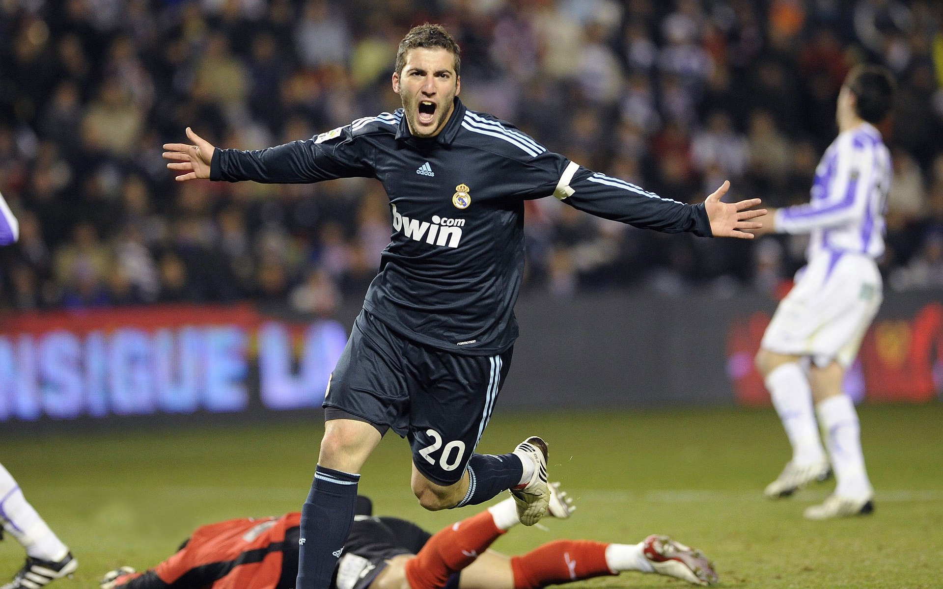 弗朗索瓦·霍尔茨豪伊泽：稳固的后场与精准的传球，确保南非队的流畅进攻